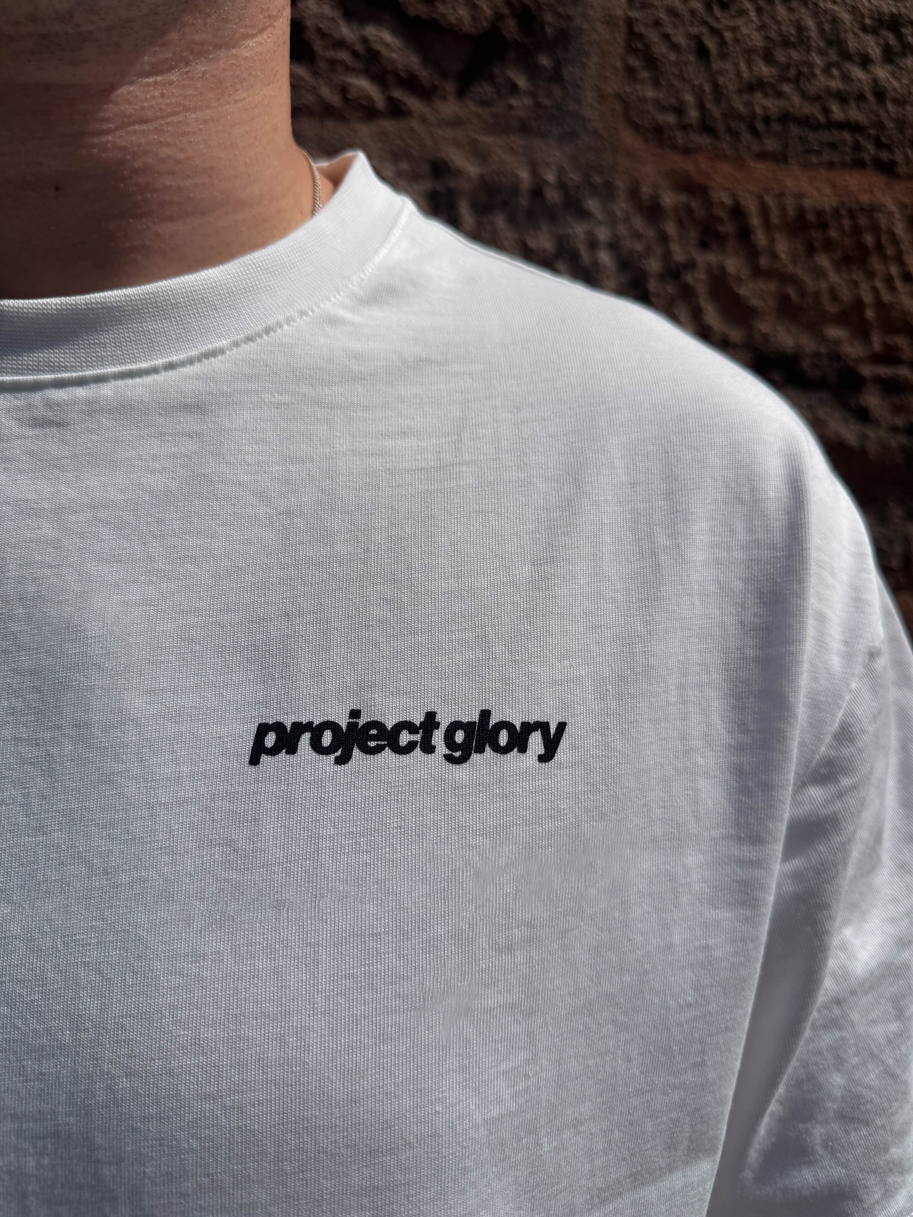 Nahaufnahme vom project glory Logo auf einem christlichen TShirt
